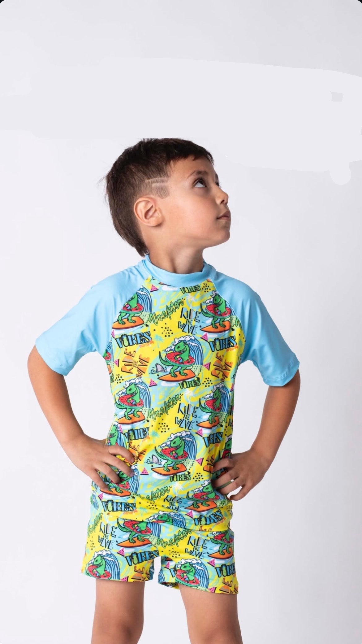 Conjunto malla niño Uv+50 surfeando olas