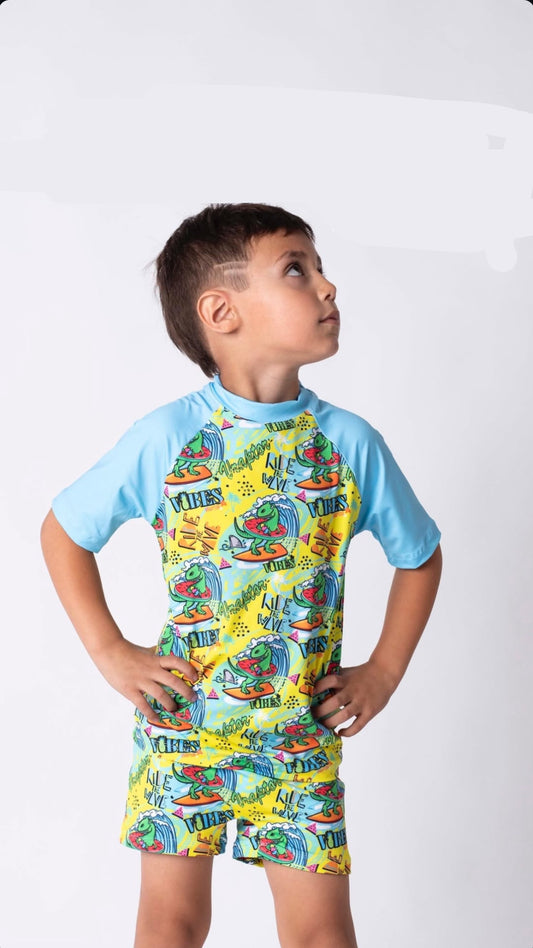Conjunto malla niño Uv+50 surfeando olas