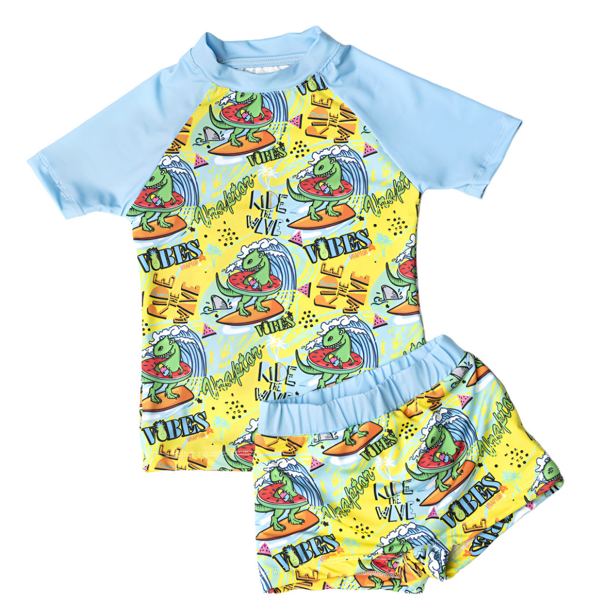 Conjunto malla niño Uv+50 surfeando olas