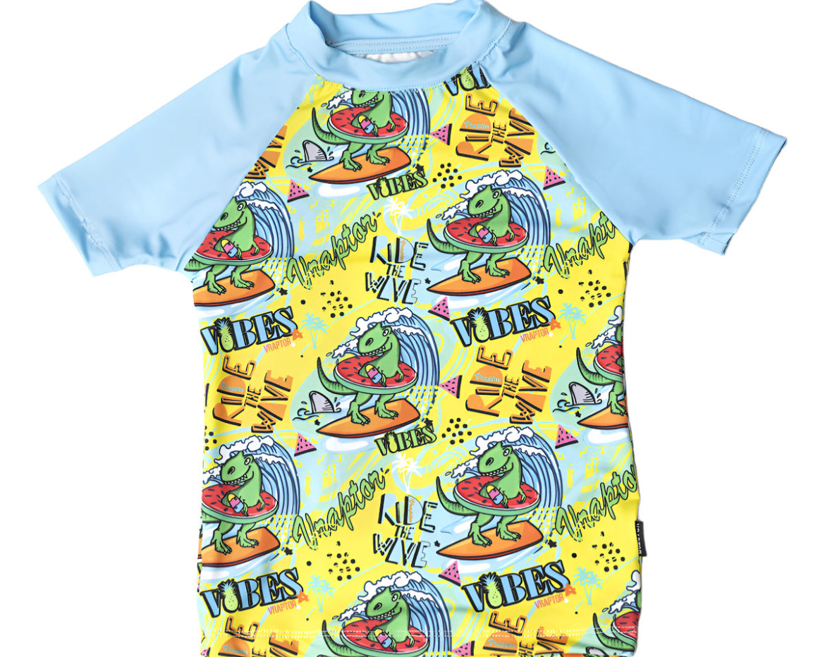 Conjunto malla niño Uv+50 surfeando olas