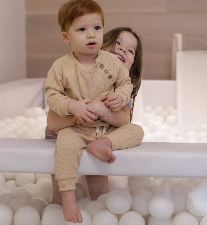 Conjunto waffle baby - remera pantalon beige