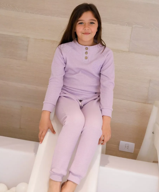Conjunto waffle kids - remera pantalon lila